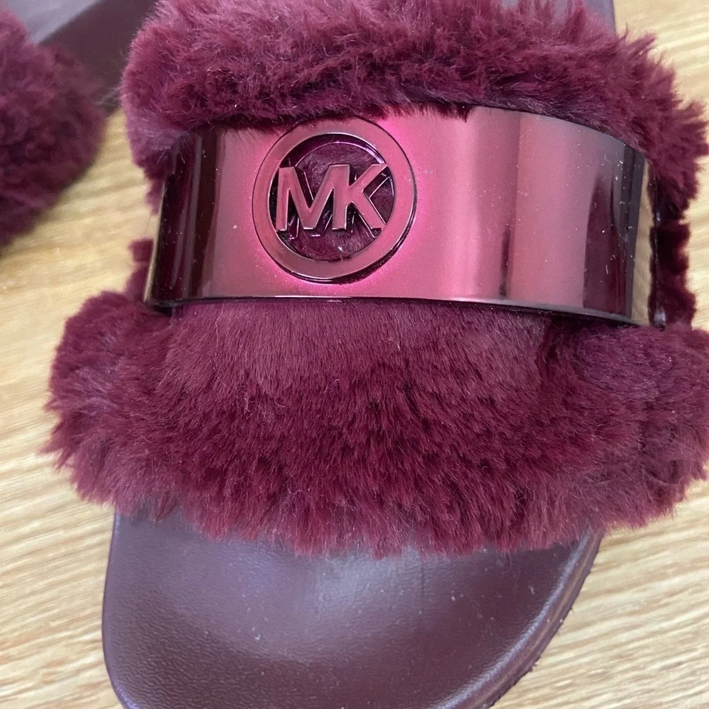 MK Michael Kors Faux Fur Bordeaux Burgundy Logo Slides Sz 8M